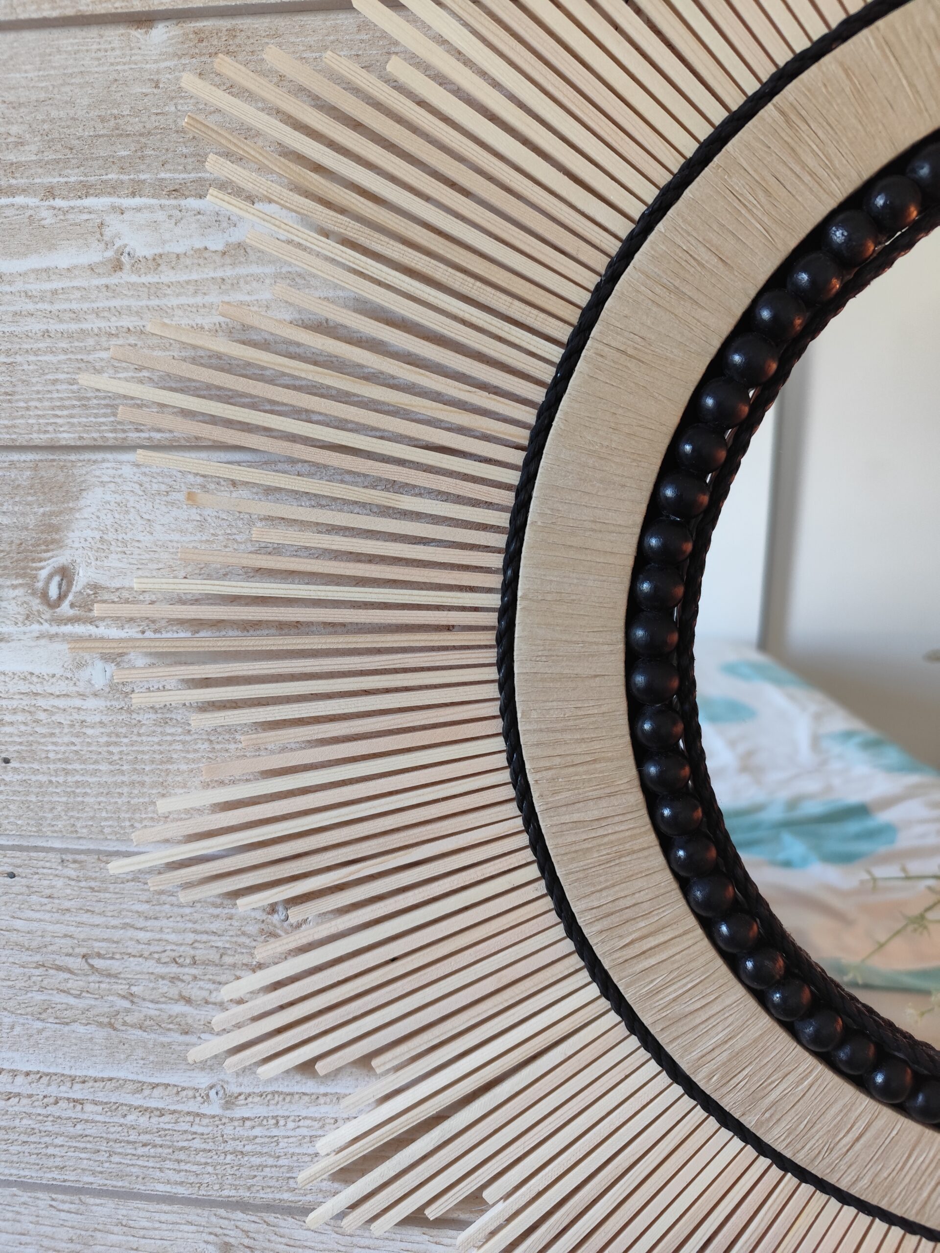 Grand miroir rond en bois naturel cerné de cordes de lin noires et de perles en bois de cèdre. Ju0277