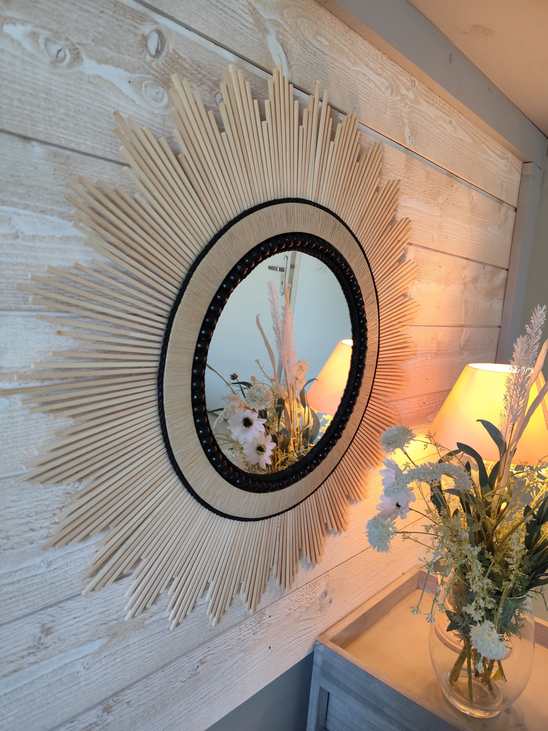 Grand miroir rond en bois naturel cerné de cordes de lin noires et de perles en bois de cèdre. Ju0277