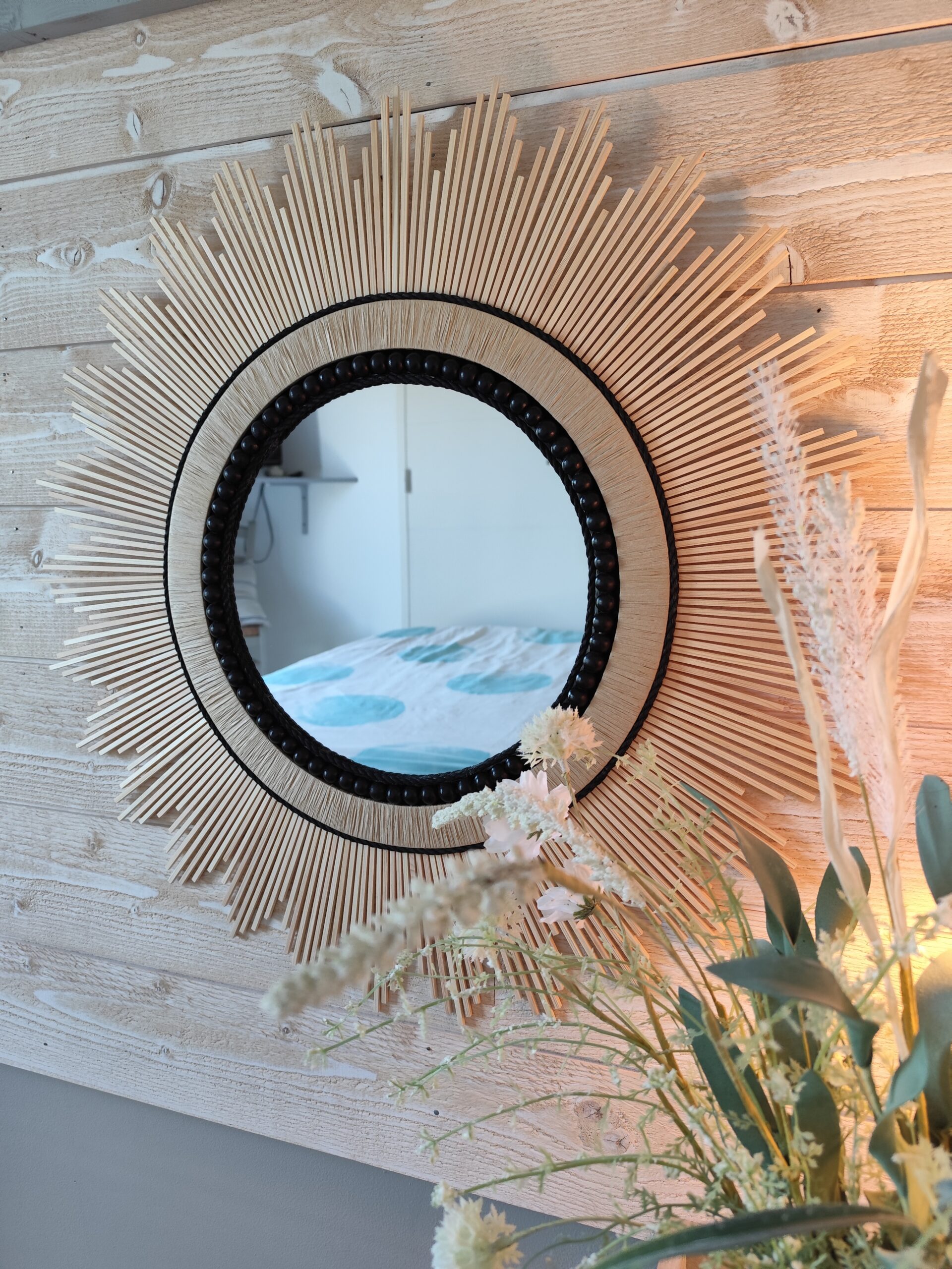 Grand miroir rond en bois naturel cerné de cordes de lin noires et de perles en bois de cèdre. Ju0277