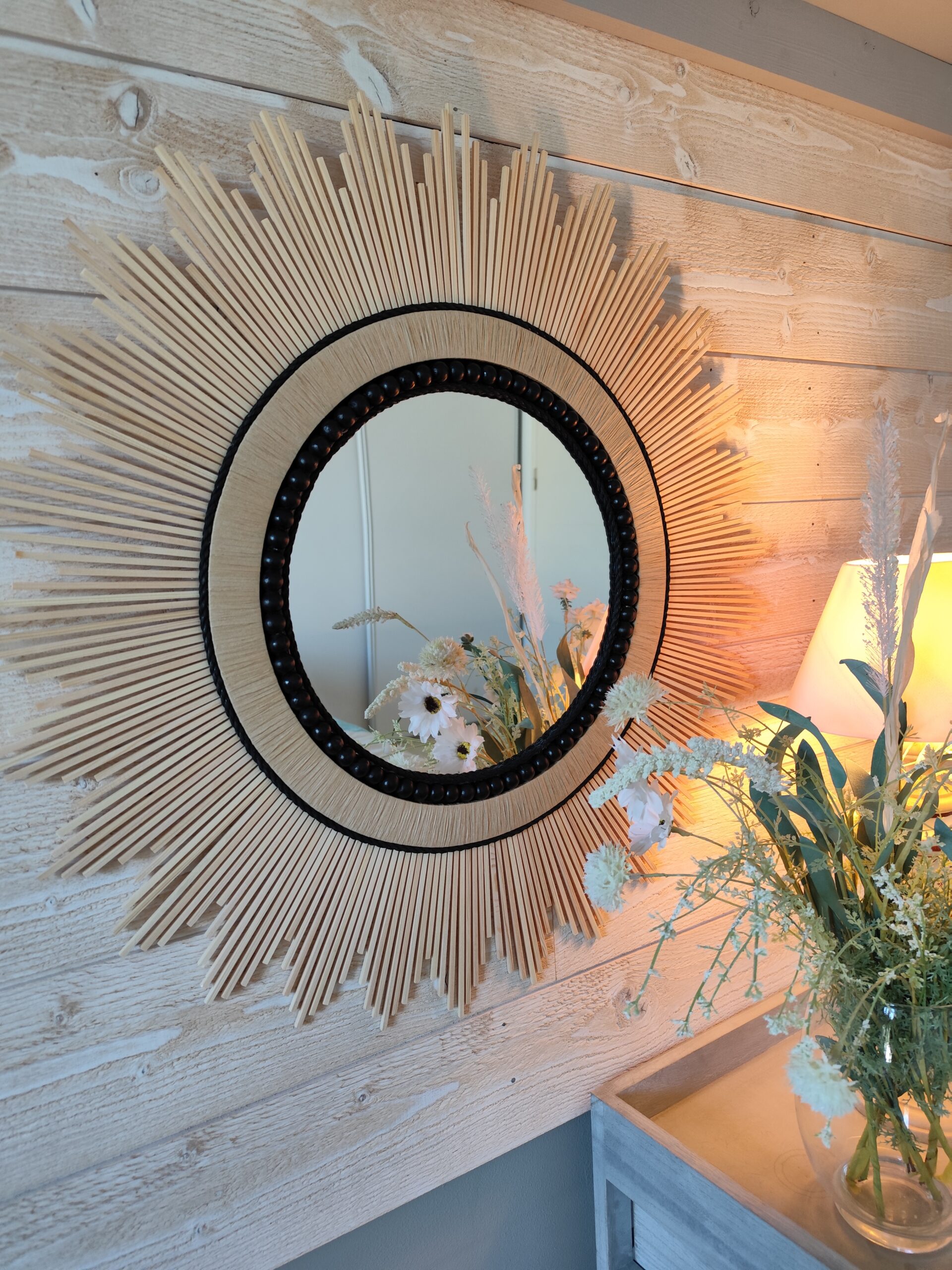 Grand miroir rond en bois naturel cerné de cordes de lin noires et de perles en bois de cèdre. Ju0277
