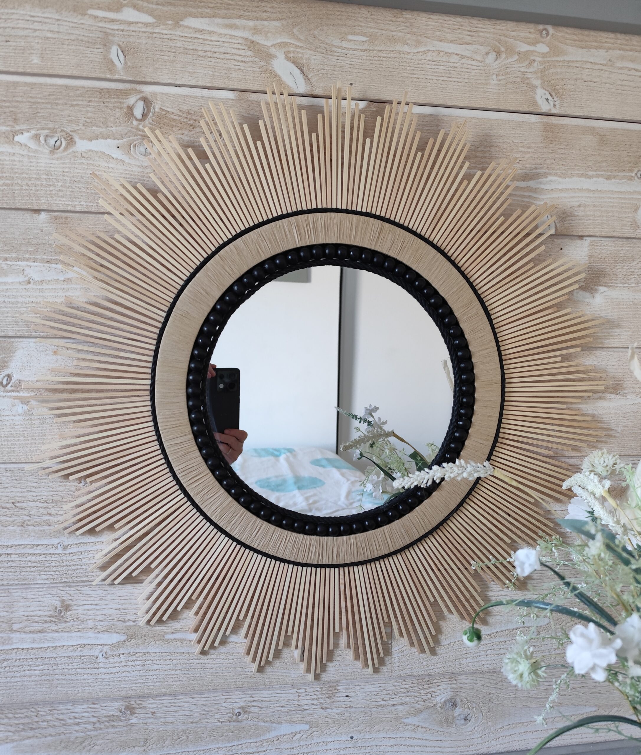 Grand miroir rond en bois naturel cerné de cordes de lin noires et de perles en bois de cèdre. Ju0277