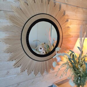 Grand miroir rond en bois naturel cerné de cordes de lin noires et de perles en bois de cèdre. Ju0277