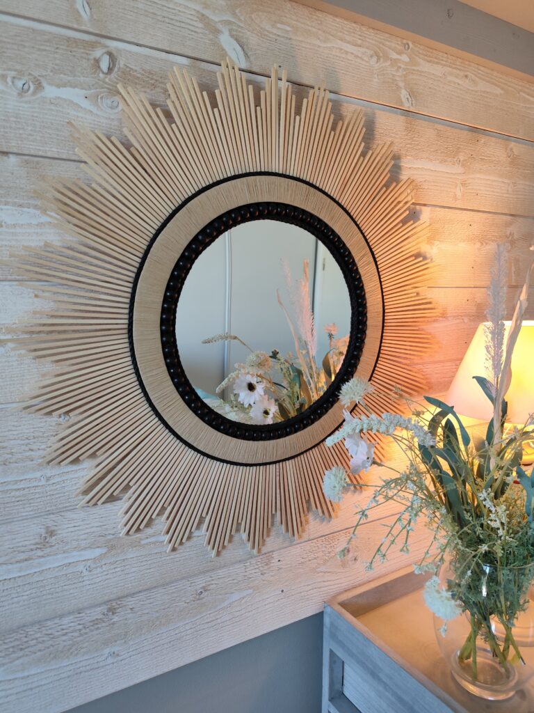 Grand miroir rond en bois naturel cerné de cordes de lin noires et de perles en bois de cèdre. Ju0277