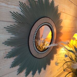 Décoration soleil.Miroir rond en bois teinté vert sauge, cerné d'éléments déco et de perles en bois.Ju0278